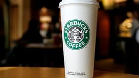 Une habitante de New York a été déboutée mardi de son action judiciaire intentée contre Starbucks, qu'elle tenait pour responsable des graves brûlures dont elle a souffert après avoir renversé un gobelet de thé. /Photo d'archives/REUTERS/Joe Skipper