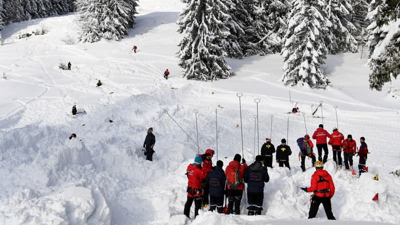 Des pompiers mènent un exercice de secours en montagne, le 19 décembre 2017 aux Gets. 