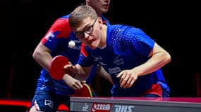 Alexis Lebrun sert devant son frère Felix contre la paire iranienne Benyamin Faraji/Amirmahdi Keshavarzi aux championnats du monde, le 19 mai 2025 à Doha