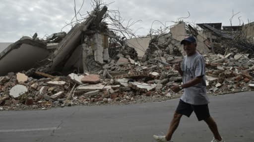 Un homme au milieu des décombres après un séisme le 28 mai 2016 à Manta en Equateur