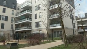 L'immeuble dans lequel une femme a été retrouvée morte à Maurepas (Yvelines), le 13 mars 2025.