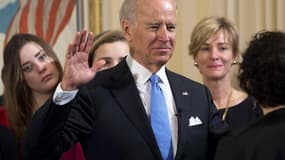 Joe Biden a prêté serment dimanche comme vice-président des Etats-Unis, pour un second mandat de quatre ans, la juge de la Cour suprême Sonia Sotomayor (de dos) et en présence de sa famille ainsi que d'une centaine d'invités, lors d'une petite cérémonie d