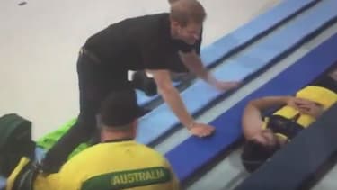 Le prince Harry réveille l'athlète Kris Lane lors d'un entraînement à Toronto pour les Invictus Games, le 22 septembre 2017