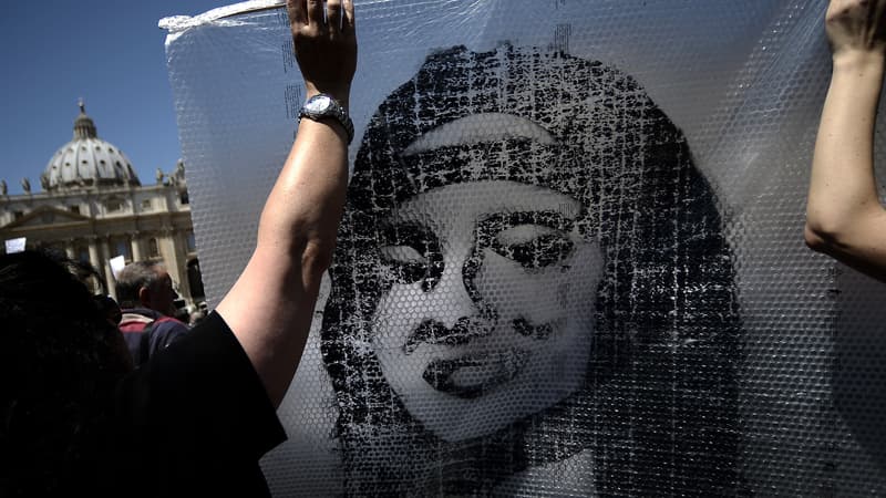 Des manifestants tiennent une banderole à l'effigie d'Emanuela Orlandi, résidente du Vatican disparue sans laisser de trace le 22 juin 1983.