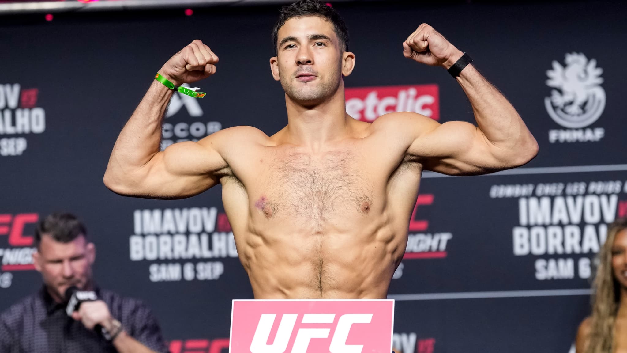 Axel Sola lors de sa pesée avant son combat à l'UFC Paris, le 5 septembre 2025