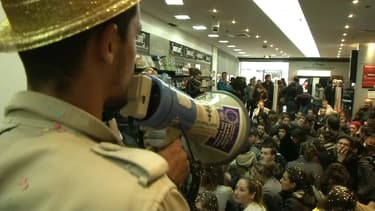 Environ 120 personnes ont occupé pacifiquement la Fnac de Toulouse dans le quartier Jean Jaurès, le samedi 14 mai 2016.
