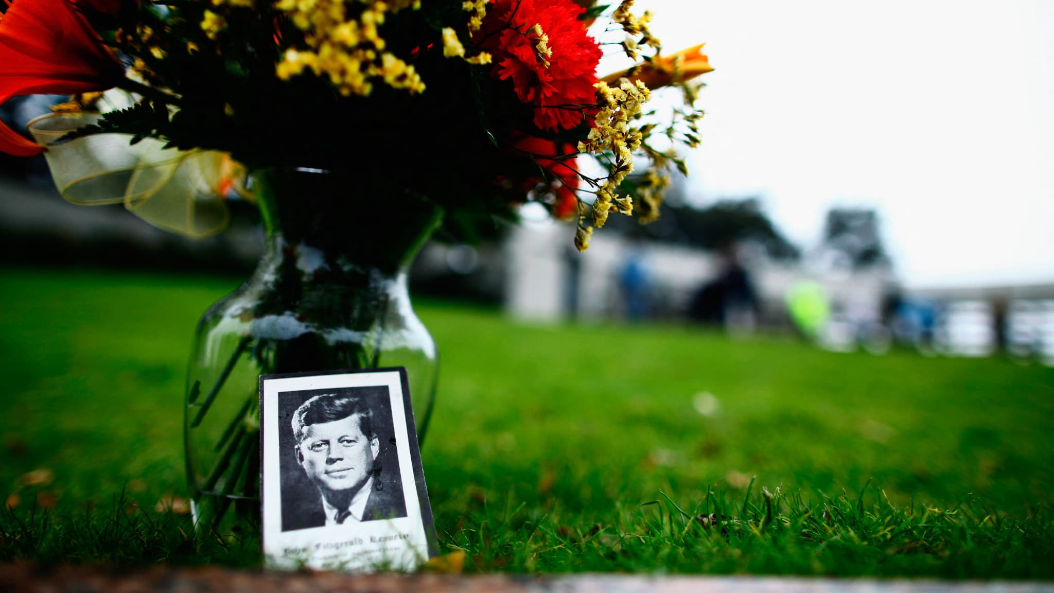 Un bouquet de fleurs et une photo de John F. Kennedy déposé au mémorial consacré au président assassiné, à Dallas, le 21 novembre 2013 Un bouquet de fleurs et une photo de John F. Kennedy déposé au mémorial consacré au président assassiné, à Dallas, le 21 novembre 2013