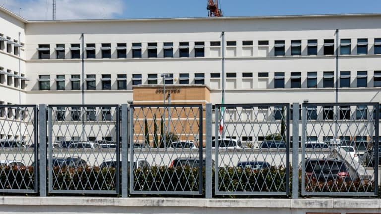 La façade du commissariat de Pistoia, en Italie, où le suspect du meurtre d'un jeune homme dans une mosquée de la ville française de La Grande-Combe s'est rendu à la police italienne, le 28 avril 2025