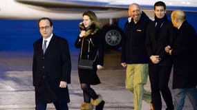 François Hollande accompagne Serge Lazarevic, sa fille et le fils de Philippe Verdon vers les micros, pour une première déclaration.