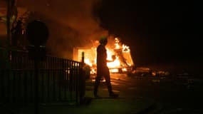 La silhouette d'un manifestant sur une barricade à Fort-de-France, en Martinique, lors de violences urbaines, le 25 novembre 2021 (PHOTO d'ILLUSTRATION)