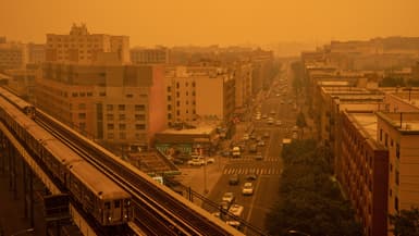 Une vue du Bronx sous un épais brouillard orange à New York (États-Unis), le 7 juin 2023.
