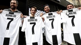 Les supporters posent fièrement avec le maillot de CR7
