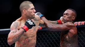 Alex Pereira (à gauche) lors de son deuxième combat contre Israel Adesanya à l'UFC en avril 2023