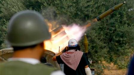 Les forces du pouvoir intérimaire libyen ont tiré vendredi à l'artillerie lourde sur Syrte, la ville natale de Mouammar Kadhafi qui livre depuis des semaines une résistance farouche. /Photo prise le 7 octobre 2011/REUTERS/Anis Mili