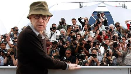 Woody Allen devait fouler à nouveau le tapis rouge cannois ce samedi pour présenter, hors compétition, sa dernière production, "You Will Meet a Tall Dark Stranger", une comédie douce mais aussi, comme l'implique le titre, amère. /Photo prise le 15 mai 201
