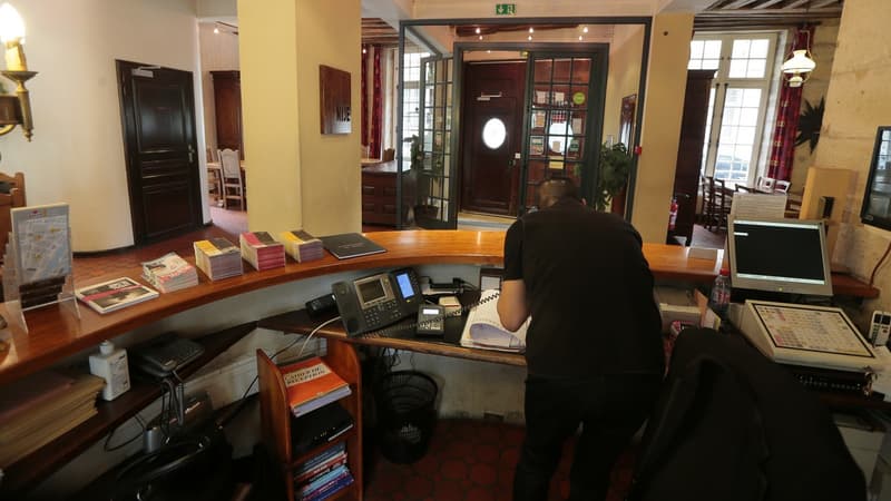 Trois jours après les attentats de Paris, hôtels et restaurants de la capitale française enregistrent des annulations "conséquentes", qui laissent présager de prochains mois difficiles.