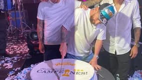 Lionel Messi découpant un gâteau pour célébrer la Coupe du monde