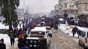 Des membres des Forces démocratiques syriennes (FDS), dirigées par les Kurdes, arrivent dans la ville d’Aïn al-Arab, également connue sous le nom de Kobané, le 23 janvier 2026, après s’être retirés de la prison d’Al-Aqtan, dans la province syrienne de Rakka.