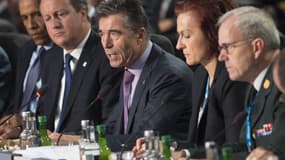 Le secrétaire général de l'Otan, Anders Fogh Rasmussen, entouré de Barack Obama et David Cameron, s'exprime au cours d'une réunion, au deuxième jour du sommet de l'Otan, le 5 septembre 2014.