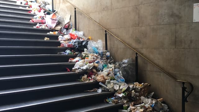 Des déchets déversés à la station Trocadéro