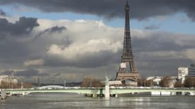 La tour Eiffel, quasiment les pieds dans l'eau pendant un épisode de très forte crue de la Seine, le 26 janvier 2018