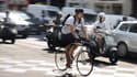 Un vélo et deux scooters dans les rues de Paris - Archives AFP