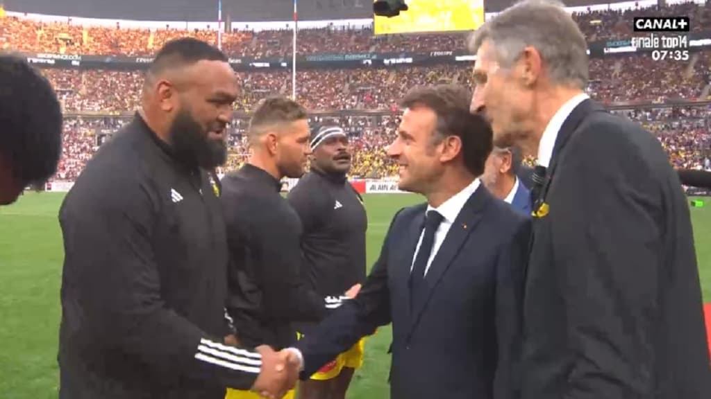 Uini Atonio et Emmanuel Macron avant la finale de Top 14 le 17/06/2023 Uini Atonio et Emmanuel Macron avant la finale de Top 14 le 17/06/2023