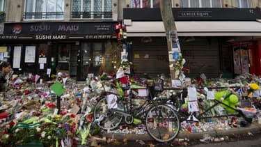 La façade du bar La Belle Equipe, rue de Charonne, les jours suivants les attaques du 13 novembre 2015