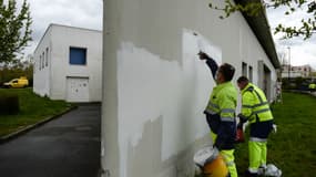 Des agents municipaux recouvrent de peinture les tags anti-musulmans découverts sur les murs du centre culturel islamique de Rennes, dimanche 11 avril 2021