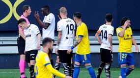 Mouctar Diakhaby en discussion avec l'arbitre de Cadiz-Valence