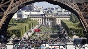 Vue du Champs de Mars, près de la Tour Eiffel, à Paris. Malgré une météo défavorable, la saison touristique estivale en France se solde par un premier bilan satisfaisant, la croissance soutenue de la clientèle étrangère se conjuguant au repli marqué sur l