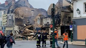 Un bâtiment qui abritait une pharmacie s'est effondré à Montargis, dans le Loiret, après avoir été incendié lors des émeutes, le 1er juillet 2023