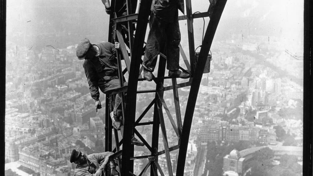 Réfection de la peinture de la tour Eiffel en 1924. Réfection de la peinture de la tour Eiffel en 1924.