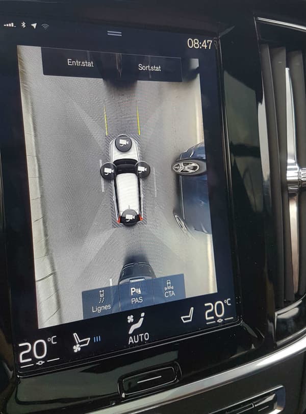La vue de haut du véhicule permet aussi de se focaliser sur un seul angle de caméra.