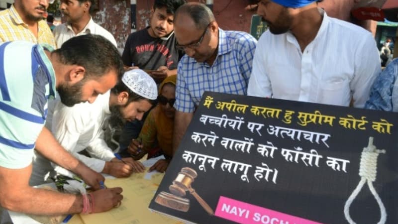 Des Indiens signent une pétition demandant la peine de mort pour les violeurs, le 17 avril 2018 à Amritsar