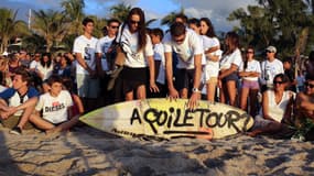 Des proches et des amis d'Elio lui ont rendu hommage sur les plages de la Réunion.