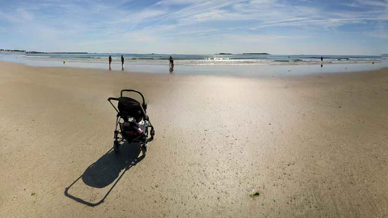 Une poussette sur la plage de Moëlan-sur-Mer, le 25 juin 2015.