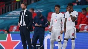 Jadon Sancho (au centre) et Marcus Rashford attendent sur le bord de terrain, à côté de Gareth Southgate, avant d'entrer en jeu contre l'Italie en finale de l'Euro le 11 juillet 2021 à Wembley