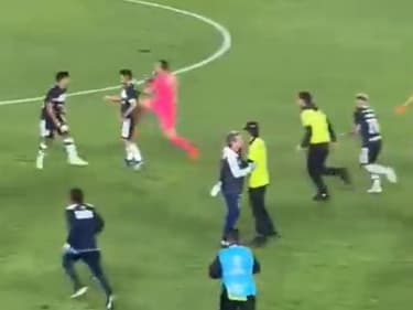 Le gardien d'Universitario, José Carvallo, assène un violent coup de pied dans le dos de l'attaquant du Gimnasia Agustin Ramirez en Copa sudamericana, le 28 juin 2023