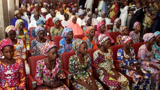 Photo prise le 19 octobre 2016 de 21 filles de Chibok libérées par Boko Haram lors d'une rencontre avec le président nigérian à Abuja