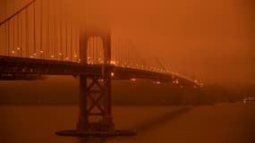 San Francisco sous un ciel coloré par les feux. 