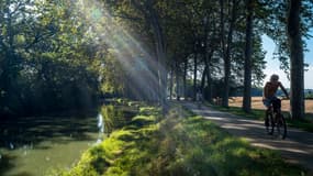 Un touriste fait du vélo le long du Canal du Midi en septembre 2019, à Montgiscard, en Haute-Garonne (illustration).