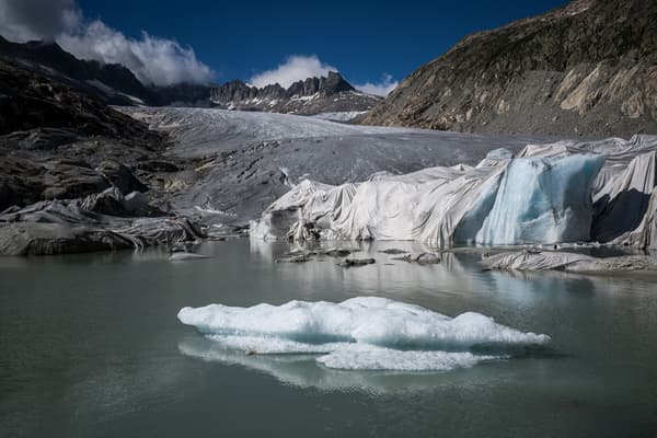 Un glacier menacé par le réchauffement climatique à Gletsch, dans les Alpes suisses, le 8 juillet 2022