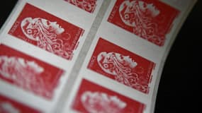 Le timbre rouge des "lettres prioritaires" a disparu depuis le 1er janvier et son successeur électronique ne semble pas trouver son public.