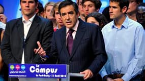 Clôturant le campus d'été des jeunes de l'UMP à Port-Marly, François Fillon a appelé mardi la majorité à éviter les états d'âme pour être mieux à même de répondre présent au rendez-vous de la présidentielle de 2012. /Photo prise le 31 août 2010/ REUTERS/P