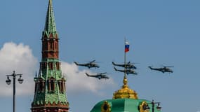 Des hélicoptères militaires russes survolent le Kremlin pendant la parade militaire célébrant la défaite nazie en 1945, le 24 juin 2020