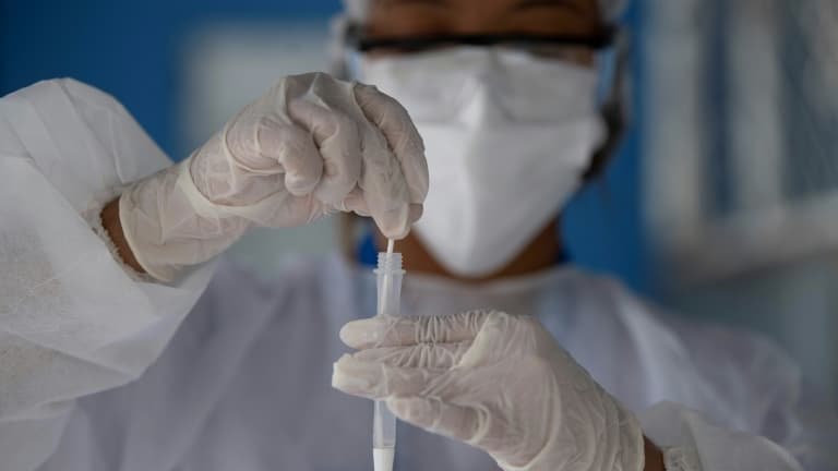 Un professionnel de santé réalise un test de dépistage du Covid-19 - Image d'illustration