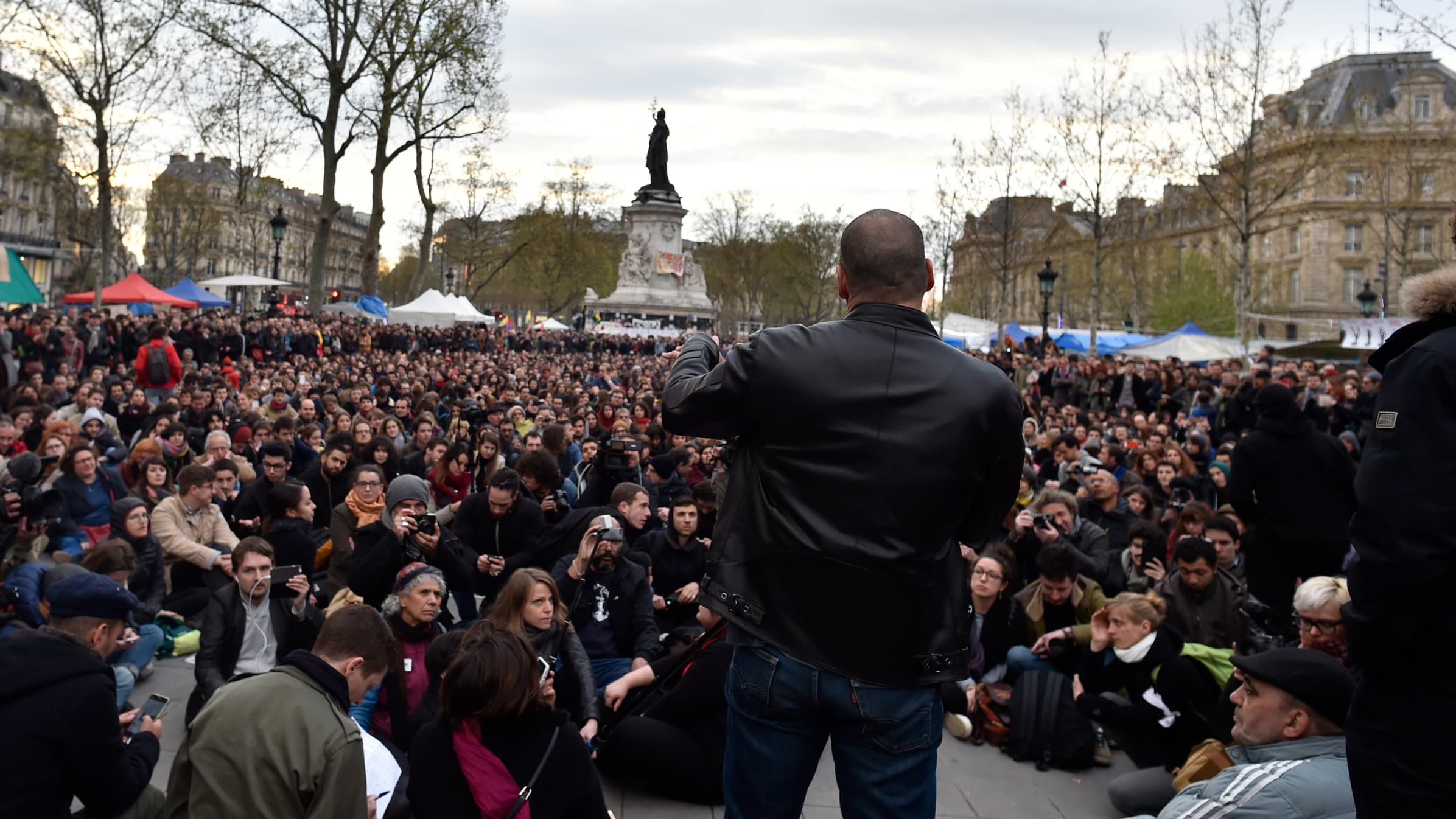 Yanis Varoufakis s'exprime place de la République, à Paris, le 16 avril. Yanis Varoufakis s'exprime place de la République, à Paris, le 16 avril.