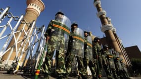 Des militaires chinois dans le Xinjiang en juillet 2009 (Photo d'illustration).