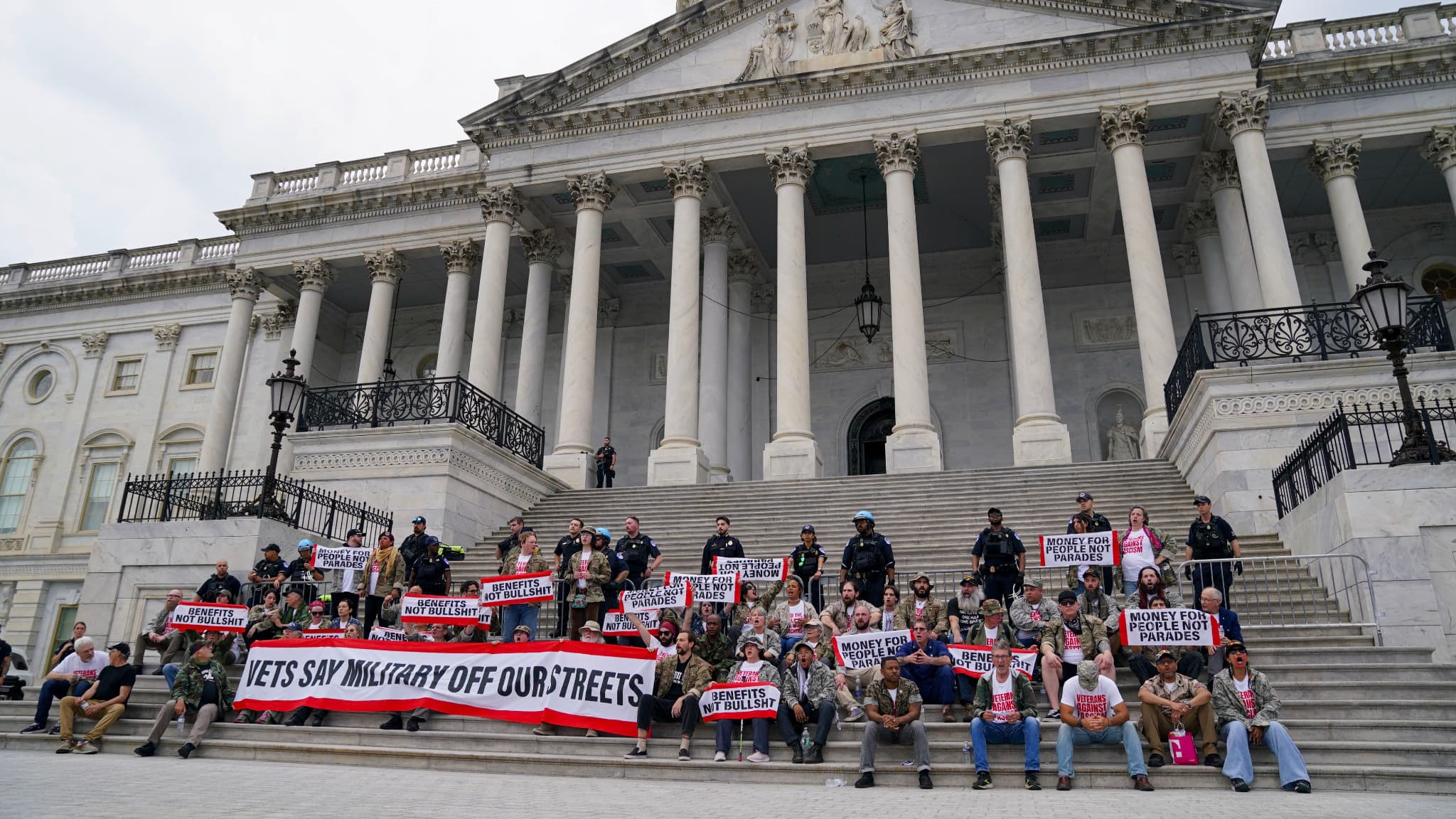 Programadores frente al Capitolio en Washington el viernes 13 de junio de 2025. Protesters in front of the Capitol in Washington on Friday, June 13, 2025.